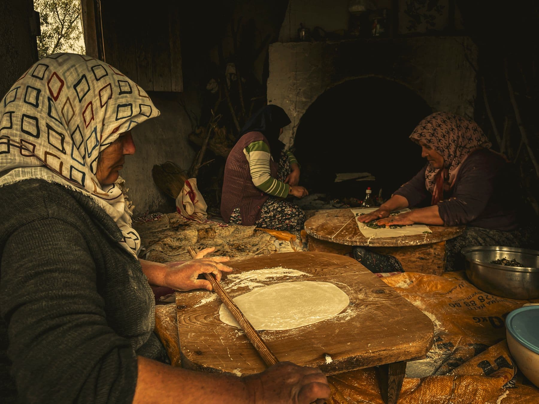 Odun ateşinin başında el açması yufka hazırlayan ustalar